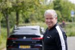 Purmerend 16 mei 2020
Dries Roelvink brengt op de fiets in een gele wielrentrui/broek een pakketje van OGER naar Danny de Munk die thuyis de deur opent als dries aan belt .