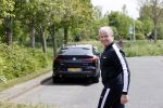 Purmerend 16 mei 2020
Dries Roelvink brengt op de fiets in een gele wielrentrui/broek een pakketje van OGER naar Danny de Munk die thuyis de deur opent als dries aan belt .