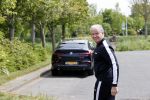 Purmerend 16 mei 2020
Dries Roelvink brengt op de fiets in een gele wielrentrui/broek een pakketje van OGER naar Danny de Munk die thuyis de deur opent als dries aan belt .