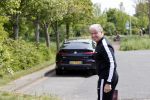 Purmerend 16 mei 2020
Dries Roelvink brengt op de fiets in een gele wielrentrui/broek een pakketje van OGER naar Danny de Munk die thuyis de deur opent als dries aan belt .