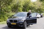 Purmerend 16 mei 2020
Dries Roelvink brengt op de fiets in een gele wielrentrui/broek een pakketje van OGER naar Danny de Munk die thuyis de deur opent als dries aan belt .