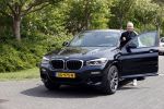 Purmerend 16 mei 2020
Dries Roelvink brengt op de fiets in een gele wielrentrui/broek een pakketje van OGER naar Danny de Munk die thuyis de deur opent als dries aan belt .