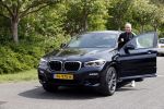 Purmerend 16 mei 2020
Dries Roelvink brengt op de fiets in een gele wielrentrui/broek een pakketje van OGER naar Danny de Munk die thuyis de deur opent als dries aan belt .