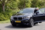 Purmerend 16 mei 2020
Dries Roelvink brengt op de fiets in een gele wielrentrui/broek een pakketje van OGER naar Danny de Munk die thuyis de deur opent als dries aan belt .