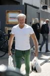 Amsterdam 23 mei 2020
Dries Roelvink met boodschappen tassen