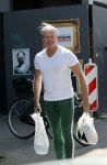 Amsterdam 23 mei 2020
Dries Roelvink met boodschappen tassen