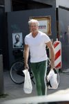 Amsterdam 23 mei 2020
Dries Roelvink met boodschappen tassen