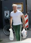 Amsterdam 23 mei 2020
Dries Roelvink met boodschappen tassen