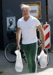 Amsterdam 23 mei 2020
Dries Roelvink met boodschappen tassen