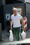 Amsterdam 23 mei 2020
Dries Roelvink met boodschappen tassen