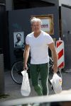 Amsterdam 23 mei 2020
Dries Roelvink met boodschappen tassen