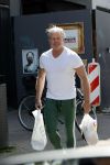 Amsterdam 23 mei 2020
Dries Roelvink met boodschappen tassen
