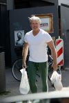Amsterdam 23 mei 2020
Dries Roelvink met boodschappen tassen