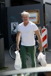 Amsterdam 23 mei 2020
Dries Roelvink met boodschappen tassen