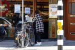 Amsterdam 6 mei 2020
Edsilia Rombley met haar dochter bij de bakker