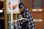 Amsterdam 6 mei 2020
Edsilia Rombley met haar dochter bij de bakker