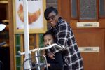 Amsterdam 6 mei 2020
Edsilia Rombley met haar dochter bij de bakker