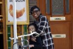 Amsterdam 6 mei 2020
Edsilia Rombley met haar dochter bij de bakker