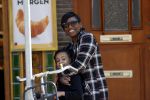 Amsterdam 6 mei 2020
Edsilia Rombley met haar dochter bij de bakker