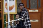 Amsterdam 6 mei 2020
Edsilia Rombley met haar dochter bij de bakker