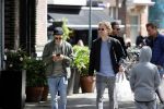 Amsterdam 23 mei 2020
Ewout Genewmans met zijn  vriend  op de cornelis schuytstraat.