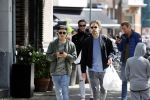 Amsterdam 23 mei 2020
Ewout Genewmans met zijn  vriend  op de cornelis schuytstraat.
