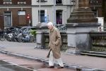 Amsterdam 5 juni 2020
Frits Bolkestein loopt naar zijn huis aan de Amstel