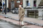 Amsterdam 5 juni 2020
Frits Bolkestein loopt naar zijn huis aan de Amstel