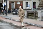 Amsterdam 5 juni 2020
Frits Bolkestein loopt naar zijn huis aan de Amstel