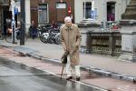 Amsterdam 5 juni 2020
Frits Bolkestein loopt naar zijn huis aan de Amstel