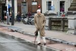 Amsterdam 5 juni 2020
Frits Bolkestein loopt naar zijn huis aan de Amstel