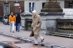 Amsterdam 5 juni 2020
Frits Bolkestein loopt naar zijn huis aan de Amstel