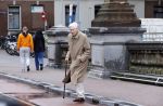 Amsterdam 5 juni 2020
Frits Bolkestein loopt naar zijn huis aan de Amstel