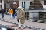 Amsterdam 5 juni 2020
Frits Bolkestein loopt naar zijn huis aan de Amstel