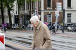 Amsterdam 5 juni 2020
Frits Bolkestein loopt naar zijn huis aan de Amstel