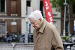 Amsterdam 5 juni 2020
Frits Bolkestein loopt naar zijn huis aan de Amstel