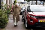 Amsterdam 5 juni 2020
Frits Bolkestein loopt naar zijn huis aan de Amstel