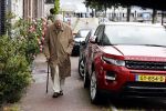 Amsterdam 5 juni 2020
Frits Bolkestein loopt naar zijn huis aan de Amstel