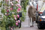 Amsterdam 5 juni 2020
Frits Bolkestein loopt naar zijn huis aan de Amstel