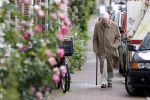 Amsterdam 5 juni 2020
Frits Bolkestein loopt naar zijn huis aan de Amstel