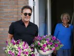 Schagen 11 mei 2020
Gerard Joling bezoekt zijn moeder in haar huis voor moederdag.