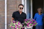 Schagen 11 mei 2020
Gerard Joling bezoekt zijn moeder in haar huis voor moederdag.