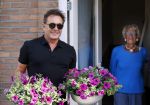 Schagen 11 mei 2020
Gerard Joling bezoekt zijn moeder in haar huis voor moederdag.