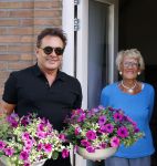 Schagen 11 mei 2020
Gerard Joling bezoekt zijn moeder in haar huis voor moederdag.