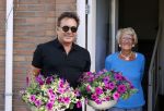Schagen 11 mei 2020
Gerard Joling bezoekt zijn moeder in haar huis voor moederdag.