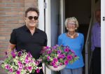 Schagen 11 mei 2020
Gerard Joling bezoekt zijn moeder in haar huis voor moederdag.