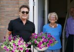 Schagen 11 mei 2020
Gerard Joling bezoekt zijn moeder in haar huis voor moederdag.