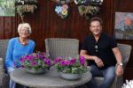 Schagen 11 mei 2020
Gerard Joling bezoekt zijn moeder in haar huis voor moederdag.