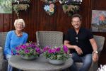 Schagen 11 mei 2020
Gerard Joling bezoekt zijn moeder in haar huis voor moederdag.
