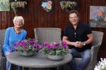 Schagen 11 mei 2020
Gerard Joling bezoekt zijn moeder in haar huis voor moederdag.